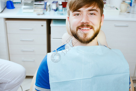 年轻成年男病人在牙医办公图片
