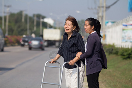 老妇人使用步行者过马路图片