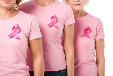 用粉红色丝带站在一起孤立在白乳癌意识概念上的妇女图片