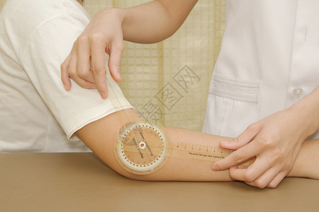 测量运动病人肘部和高血压计图片