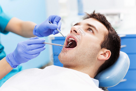 在牙医那里检查牙齿的人图片