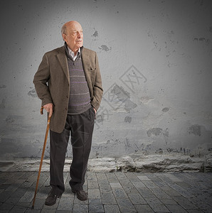 体贴的老人拄着拐杖走路背景图片