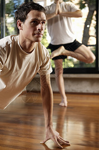 男士在健身俱乐部练习瑜伽图片