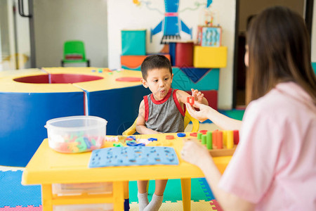 幼儿在特殊教育课上与语言治疗师一图片