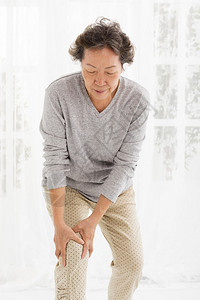 膝盖疼痛的老妇人图片