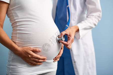 就医期间孕妇的腹部背景图片
