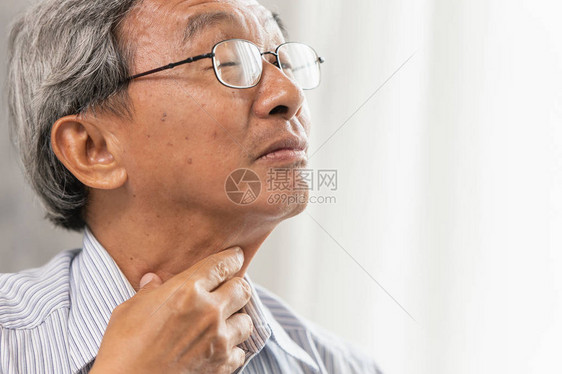亚洲老人喉咙痛有痰手摸脖子图片