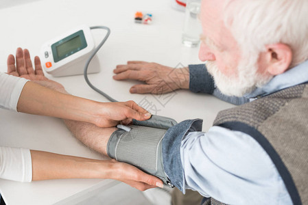 测量老年男子血压的护图片