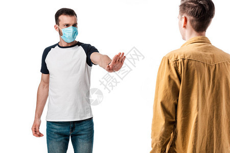 男在医疗面具中有选择聚焦点表示停止手势靠近被孤图片
