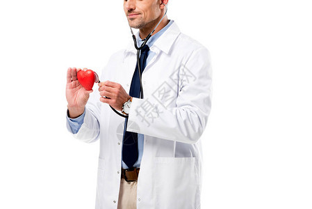 医生用听诊器检查心脏模型的剪影图片