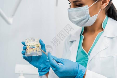 面罩上的雌口腔学家显示牙套的图片