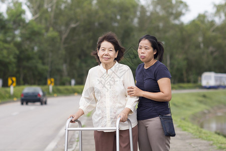 老妇人用步行者过马路图片