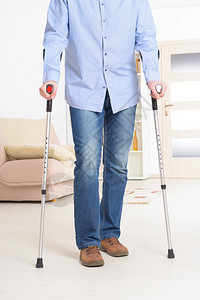 拄着拐杖走路的人受伤后的康复背景图片