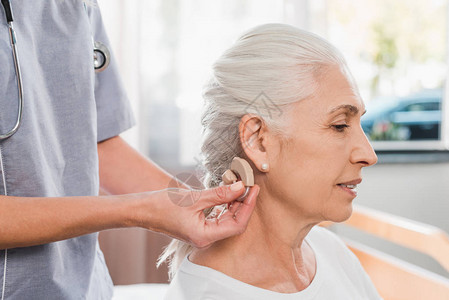 护士为老年患者佩戴助听器的短片图片