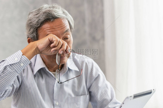 亚洲老年人眼刺激问题疲劳症和因艰苦工作或计算机视力图片