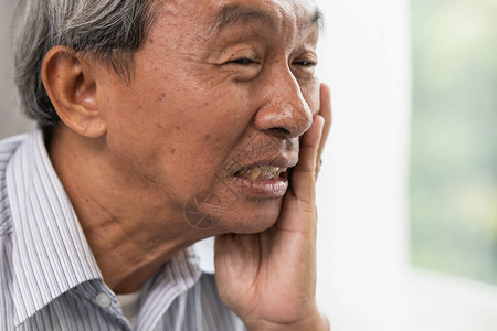 亚洲老年人牙痛因牙齿问题牙齿卡片腐图片