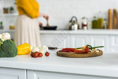 妇女在厨房做饭时用蔬菜在地上煮图片
