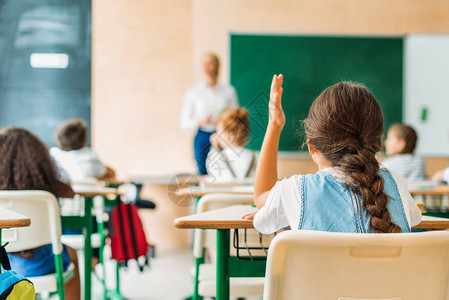 女学生在上课时举手回答教师的问题这图片