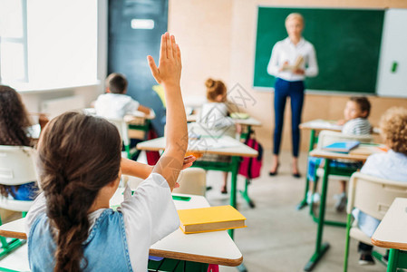 女学生在课堂上举手回答老师图片