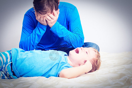 哭泣儿童疲累的父亲困图片