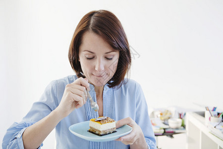 女人吃甜食图片