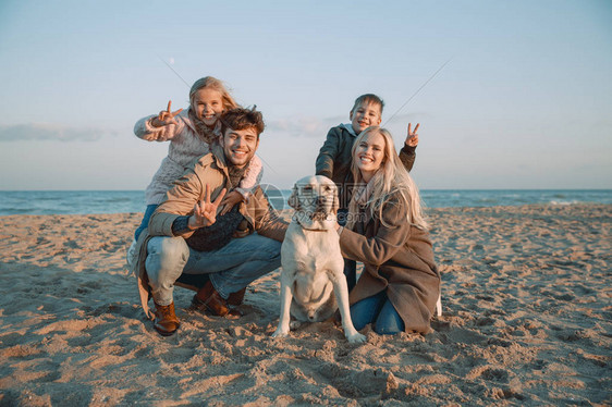 快乐家庭有拉布多狗在海边图片