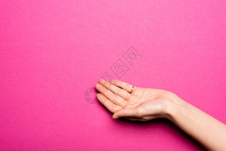 女手用粉红背景图片