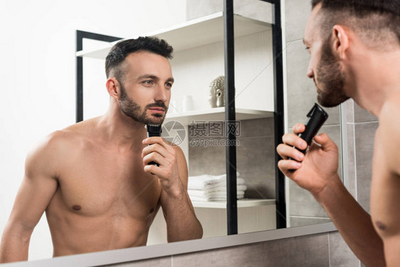 长着短发刮脸在浴室照镜子的英俊图片