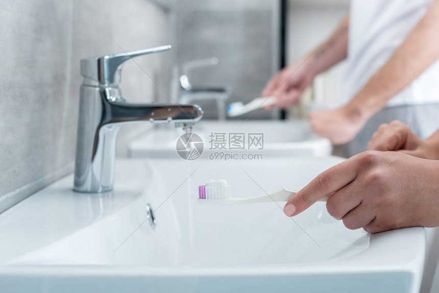 在浴室洗浴盆刷牙早晨例行概念的一对图片