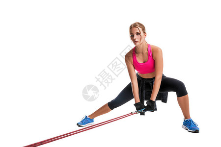 坚强的女人在她的日常锻炼中使用阻力带年轻女子在白色背景上进行健身锻炼美丽苗条健康的身体摆在工背景图片