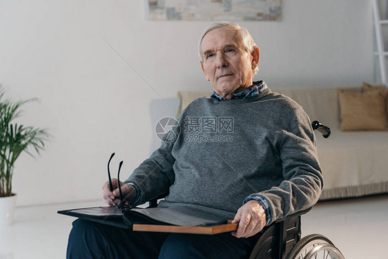 坐在轮椅上的老人持图片