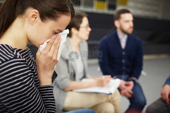 哭泣的女人用手帕擦眼泪用手帕和群友图片