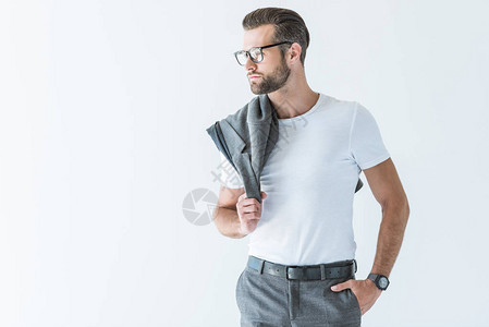 戴眼镜肩上灰色夹克被白色隔离的时尚男人图片