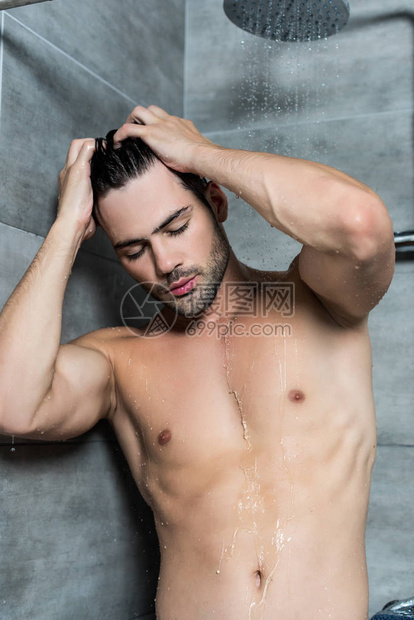 英俊的年轻人早上洗澡图片