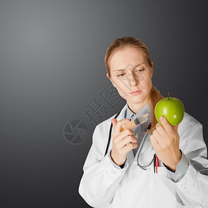 科学家妇女确实注射到苹果孤立于不图片