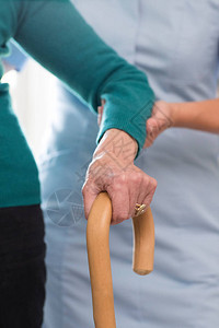 老年女与背景护理工作者一起图片