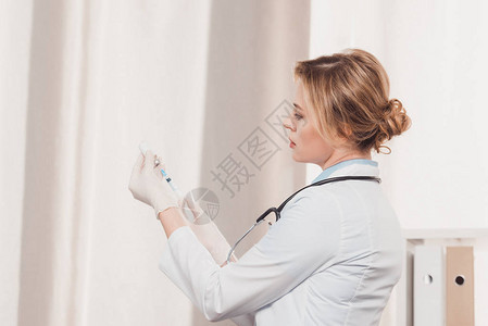 白色大衣医生和医疗手套的一面图片