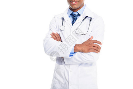 身穿白大衣有听诊镜和横臂的非洲男医生用白图片