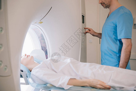 在病人诊断期间对使用MRI机的放射科医生图片