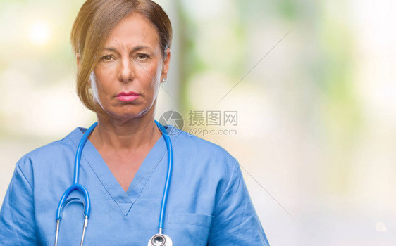 身处孤立背景的中年高级护士女医生忧郁不已图片