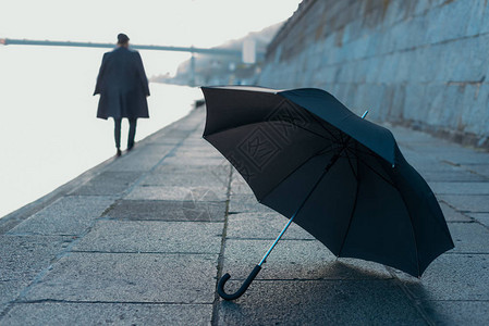 躺在河岸的雨伞上男人在背图片
