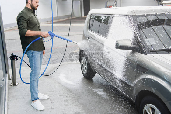 在洗车时用高压水喷气式冲水式洗车清洁图片