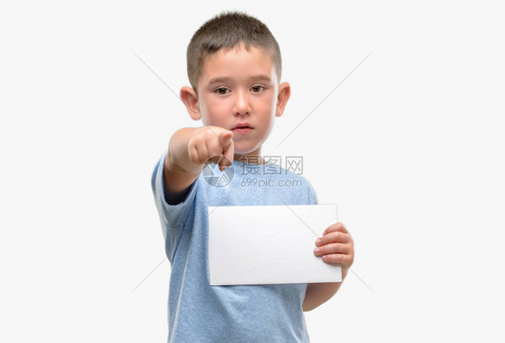 一头黑发的小孩拿着一张空白卡片图片