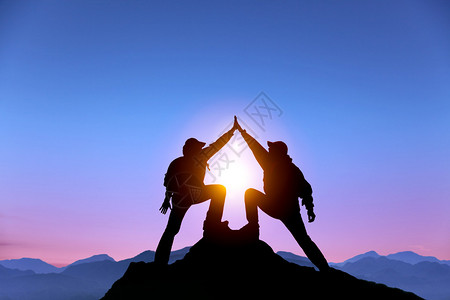 站在山顶上两个手势成功的人休眠图片