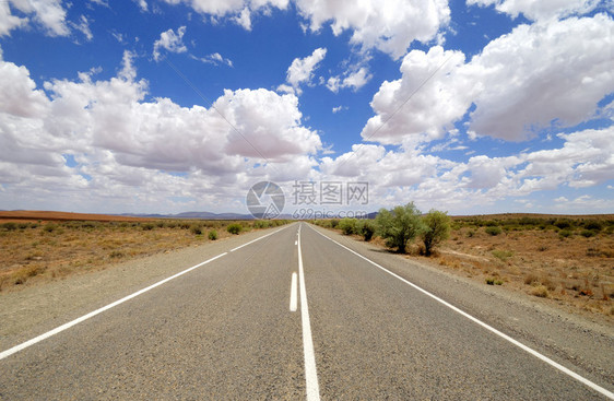 穿越南澳大利亚沙漠的道路图片