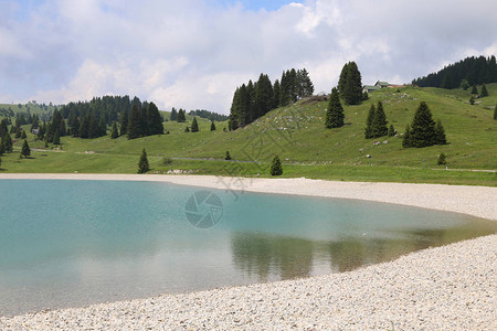 具有水晶清水和山地背景的图片