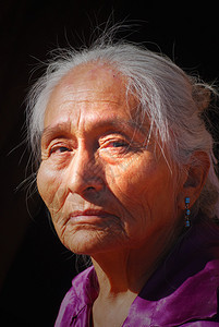 年长的纳瓦霍妇女脸图片