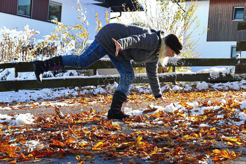 秋冬和秋冬都有可能滑落一名妇女滑倒在图片