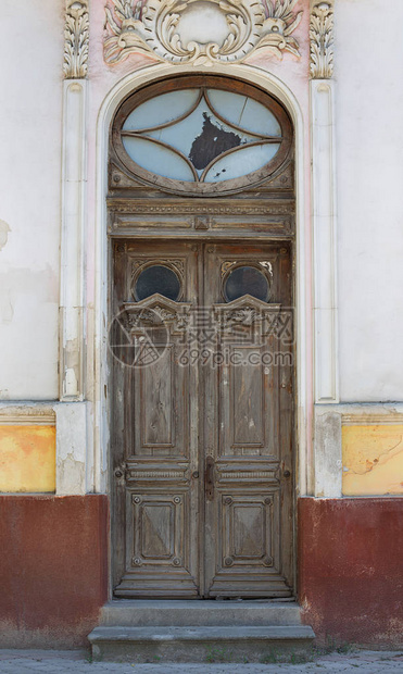 棕色的旧门在古老房子和Stuc图片