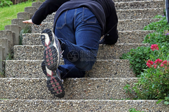一个女人滑倒在楼梯上摔倒了一个图片